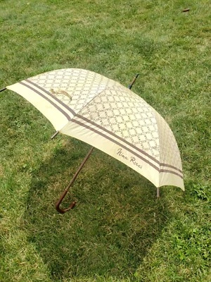 Paraguas vintage original con mango de madera Nina Ricci con diseño de logotipo  Foto 1 de 4