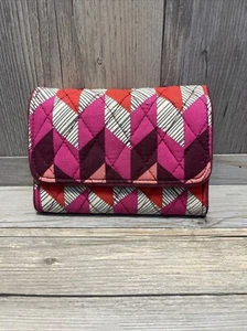 Vera Bradley Womens Riley Compact Wallet Quilted Bohemian Chevron Fuchsia - Picture 1 of 8