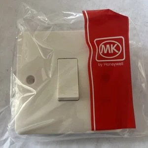 MK K4866WHI 10a 1 Gang intermediate small rck Plateswitch Light Switch - Picture 1 of 4