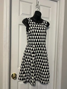 VESTIDO DE PATINADOR FLARE PARA MUJER H&M negro/blanco geométrico informal sin mangas elástico - Imagen 1 de 9