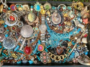 8-10 lbs UNSEARCHED/UNTESTED Estate (GOOD) Jewelry Lot NO RESERVE!! - Bild 1 von 20