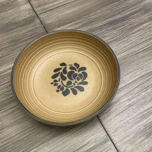 Vintage Pfaltzgraff Folk Art Vegetable Serving Bowl 8 1/2" Tan/Blue Round # 011 - Picture 1 of 4
