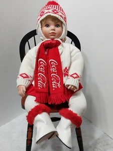 ADORABLE MUÑECA COLECCIONISTA CAITIN THE COCA COLA 18" DE SUSAN WAKEEN DANBURY COMO NUEVA - Imagen 1 de 11