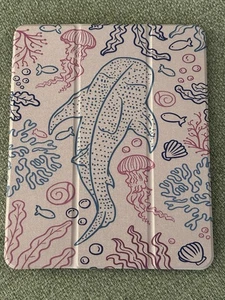 Pink Marine Life iPad Air M2 (2024) 13 Zoll Hülle Brandneu - Bild 1 von 3