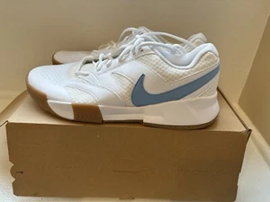 Herren 13 Nike Court Lite 4 Tennisschuhe weiß/hellblau/gummi FD6574-107 NEU - Bild 1 von 6