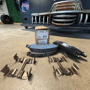 (1) genuine GM OEM BRAKE FRONT BRAKE PADS GENERAL MOTORS GMC 84320501 171-1243 - Picture 1 of 4