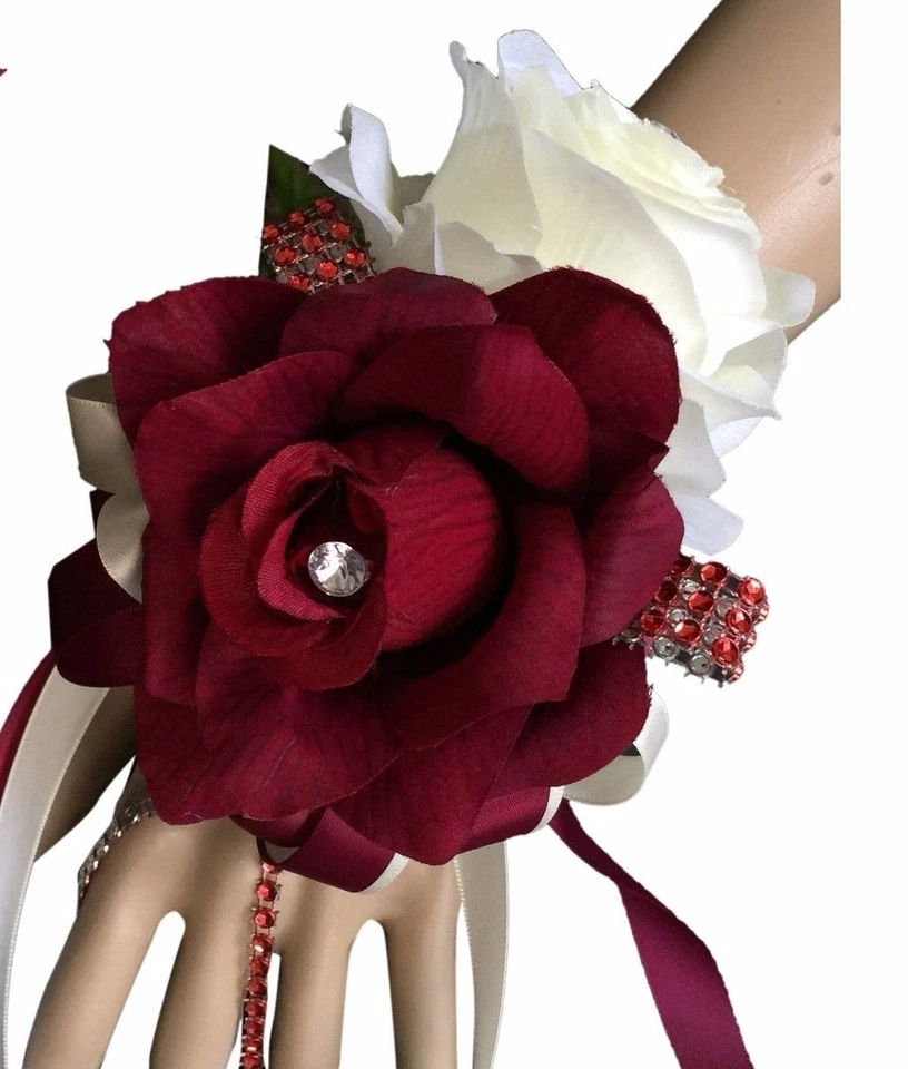 Ramillete Muñeca Borgoña y Marfil: Rosas Artificiales Abiertas con Estrás y Bling Foto 1 de 1