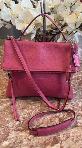 Nuova borsa Coach Urbane in pelle fucsia ciottoli pieghevole a tracolla prezzo al pubblico consigliato $295