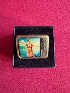 1960's, I DREAM OF JEANNIE TV Pin (Scarce / Vintage) Barbara Eden - Picture 1 of 2