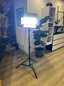 Fancier LED500 Continuous Video Light With Reflector Barn Doors - Picture 1 of 17