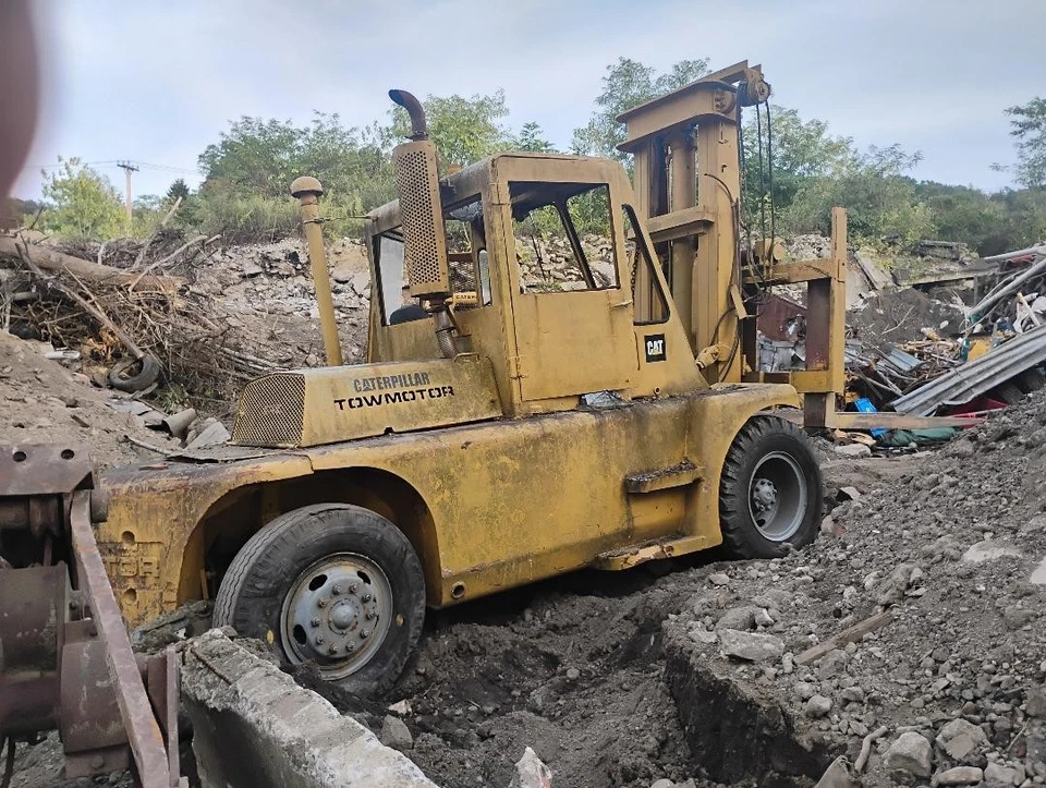 25,000 lb Capacity FORKLIFT - DIESEL - CATERPILLAR - 12 TON - 8' Forks MILITARY - Image 1 of 4