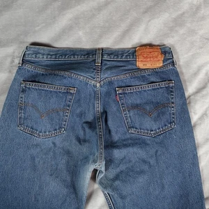 Pantalones de mezclilla vintage Levis 501 calce recto para hombre 36x30 (se adapta a 34x30) descoloridos hechos en EE. UU.  - Imagen 1 de 16