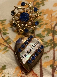 Vintage Rehoboth Strand Souvenir Brosche Herz Medaillon Gold verziert blaue Perle Kunststein - Bild 1 von 7