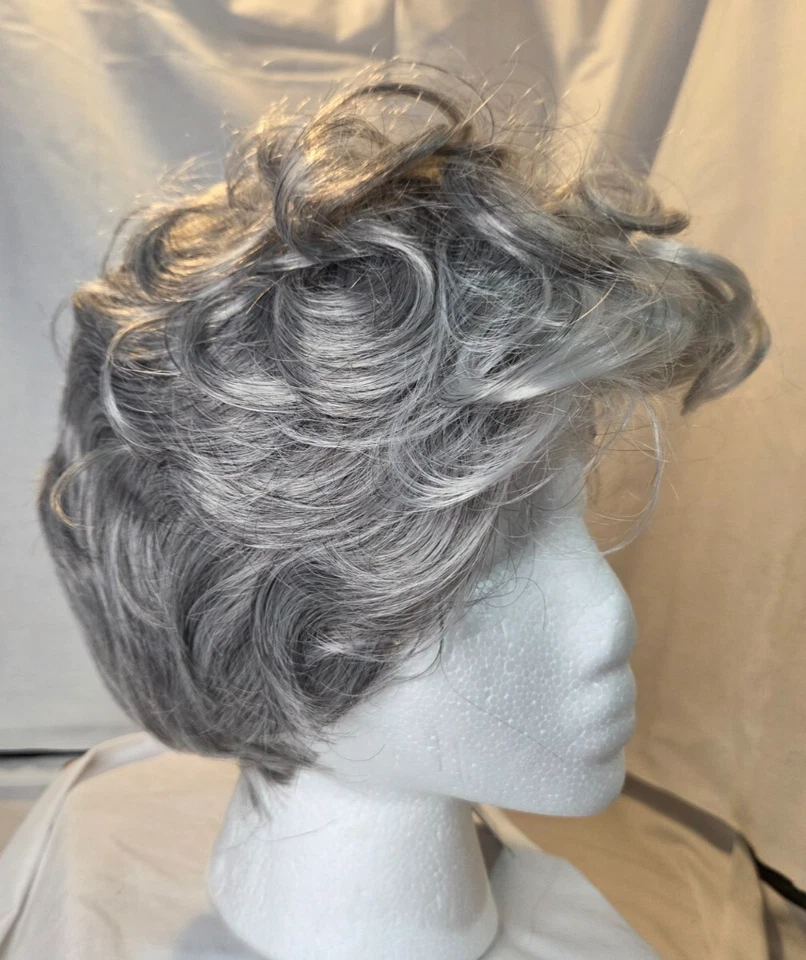 Peluca corta rizada gris Smile Everyday Y410 YIN Foto 1 de 4