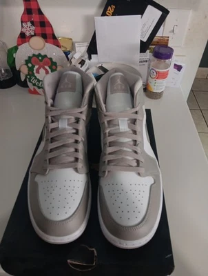 Nike Air Jordan 1 Mid Para Hombre Talla 12 Gris Universitario/Blanco Hueso Claro Foto 1 de 4