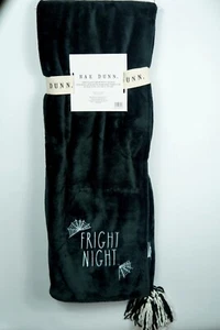 Manta de felpa negra Rae Dunn Halloween borlas nocturnas de miedo nueva - Imagen 1 de 8