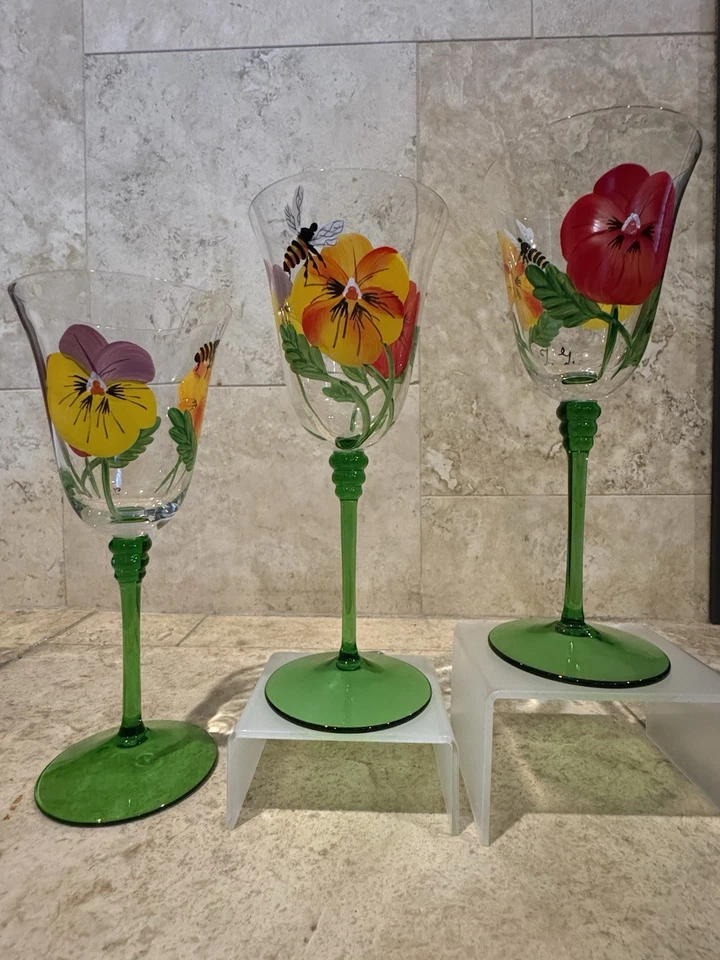 "Copa de vino de cristal firmada Royal Danube flores pintadas a mano, Rumania, 8,5"" de alto" Foto 1 de 4