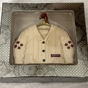 IN HAND Taylor Swift rote Strickjacke Ornament ❤️ Neu im Karton sofort lieferbar Urlaub - Bild 1 von 1