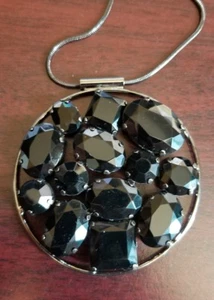 Lane Bryant Black Gemstone Pendant Gun Metal Long Chain - Foto 1 di 4