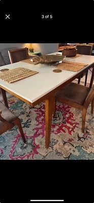 Mesa de comedor West Elm nogal y blanco con 4 sillas. Estado usado.   Foto 1 de 2