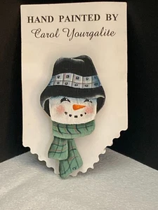 Handbemalt von Carol Yourgalite Schneemann Brosche Anstecknadel Holz Weihnachten Winter - Bild 1 von 9