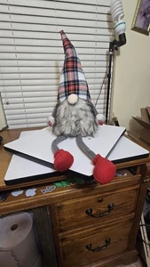 Karo rot grau weiß sitzend Feiertag Wichtel Kunstfell Weihnachtsdeko - Bild 1 von 10