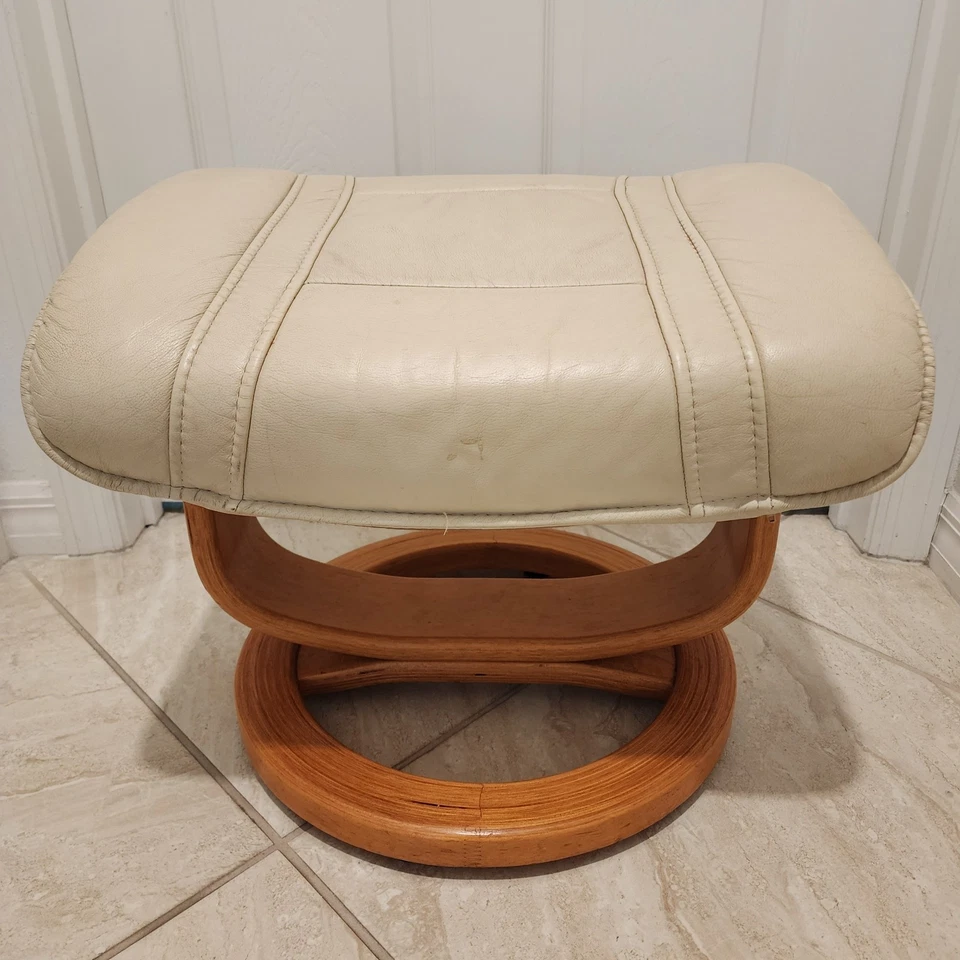 Escabelo de couro vintage dinamarquês moderno estilo Ekornes base de madeira otomana bege - Imagem 1 de 4