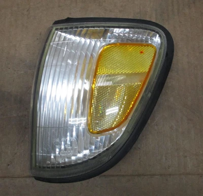 1998-2000 Toyota Tacoma Driver Side Left Signal Lamp OEM-8162004060 Foto 1 de 4