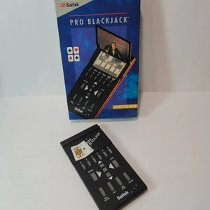 Saitek Pro Blackjack 1991 Electronic Handheld Game and Manuals - Nuevo en Open Box - Imagen 1 de 9