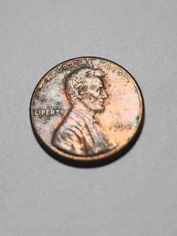 Close AM 1992 Lincoln penny found in an old roll Mint state!! Cover