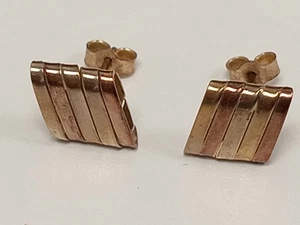 Elegant 9ct Multi-tone 375 Gold Striped Stud Earrings Butterfly Backs 1.60g - Picture 1 of 9