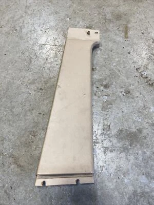 Оригинальная желтовато-коричневая отделка стойки со стороны водителя для Jeep Cherokee XJ 84-96 (Y93) - Изображение 1 из 4