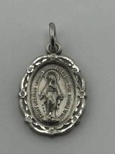 Dije medalla con borde floral flor María milagrosa de plata de ley - Imagen 1 de 10