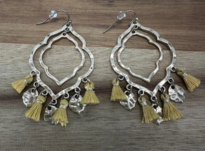 Pendientes colgantes bohemios con borla en tono dorado - Imagen 1 de 3