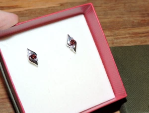 Aretes concha de piedra de nacimiento de enero con diamantes granate 925 de plata de ley ANGARA - Imagen 1 de 8