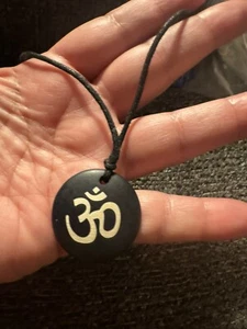 Schwarze Halskette mit "Om" Symbol - Bild 1 von 5