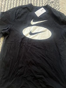 NWT Nike Sportswear NSW SWOOSH OVAL Men’s T Shirt XL Black DM6343-010 - Picture 1 of 2