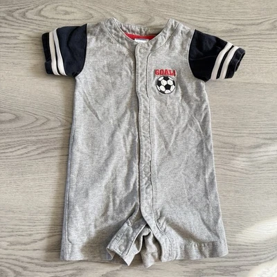 Romper bola de futebol Gymboree bebê menino peça única botões esportivos tamanho 6-12 meses - Imagem 1 de 4