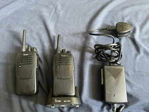 2 Icom F-29SR Handheld Walkie Talkie & 1 Charger PMR446 Radio (more Available) - Afbeelding 1 van 3