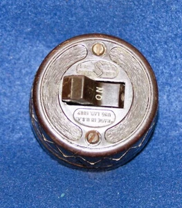 VINTAGE RUNDER KIPPLICHTSCHALTER EINPOLIG EIN/AUS BAKELIT/PORZELLAN ^3379 - Bild 1 von 6