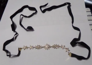 Pieza de pelo floral vintage de pedrería transparente, tono plateado y cinta negra, ¿tiara? - Imagen 1 de 5