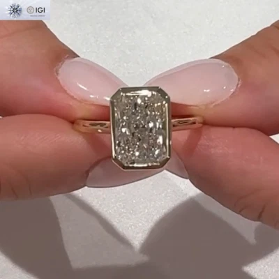 Anillo de compromiso de oro amarillo de 14 k con bisel de diamantes cultivados en laboratorio radiante E VS1 IGI 2,85 quilates Foto 1 de 4