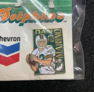 Vintage NFL 1995 DAN MARINO MIAMI DOLPHINS Football Lapel Pin CHEVRON Sealed NOC - Picture 1 of 3
