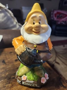 Disney Biancaneve Nano FELICE Giardino Gnomo Statuina 8" Fiori Nuovo - Foto 1 di 9