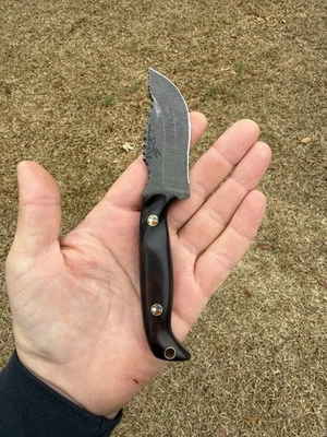 Faca personalizada Half Face Blades Skinner Jr Ironwood com pinos Patriot de latão - Imagem 1 de 4