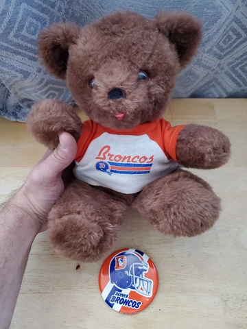Denver Broncos Trudy Toys vintage bear NFL Pin, old Logo 1988 (aa3) Cover