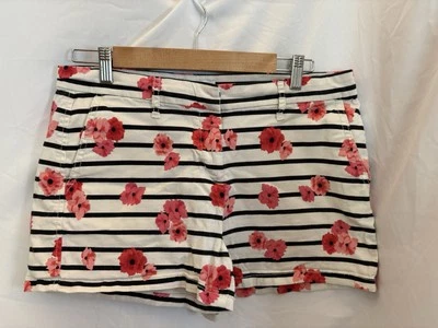 Pantalones cortos para mujer Elle a rayas blancas y negras con flores rosas Foto 1 de 4