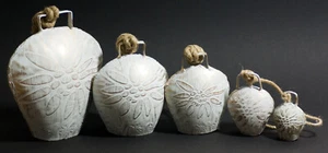 Campana de vaca blanco noble de metal con cordón natural / varios tamaños / NUEVA - Imagen 1 de 6