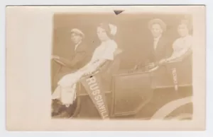 RPPC STUDIO FOTO 2 PAARE IM AUTO MIT WIMPEL RUSSIAVILLE IN & HILLSDALE MI - Bild 1 von 2
