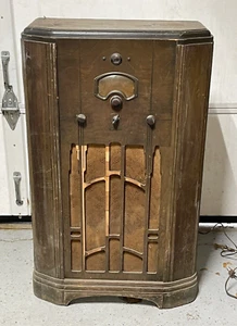 Vintage Floor Standing Radio Superheterrodyne Radio Model C7-6 RCA - Picture 1 of 10